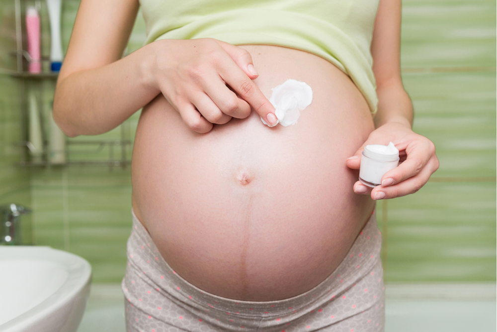 産後の妊娠線は自然と消える？原因と目立たせないためのセルフケア＆予防法を徹底解説